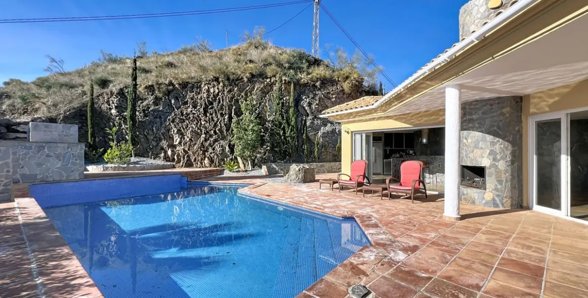 Продажа  отдельно стоящей виллы в Arenas 31