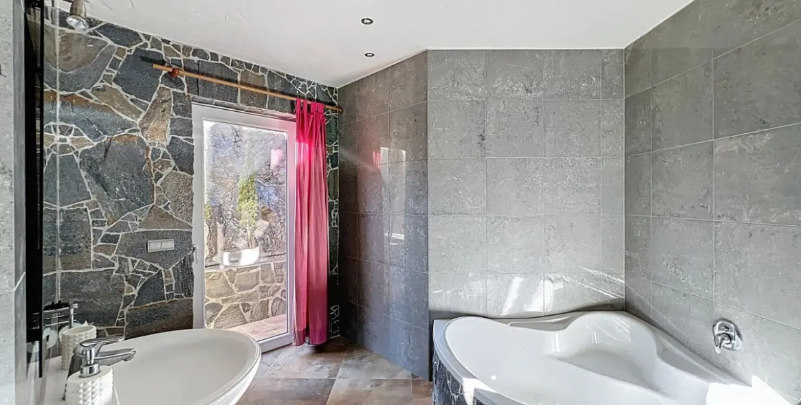 Продажа  отдельно стоящей виллы в Arenas 36