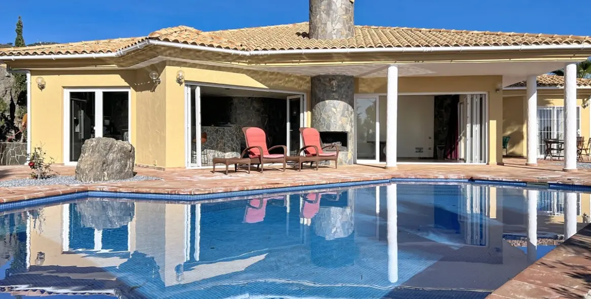 Продажа  отдельно стоящей виллы в Arenas 39