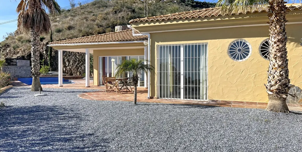 Продажа  отдельно стоящей виллы в Arenas 40