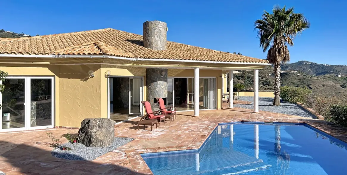 Продажа  отдельно стоящей виллы в Arenas 49