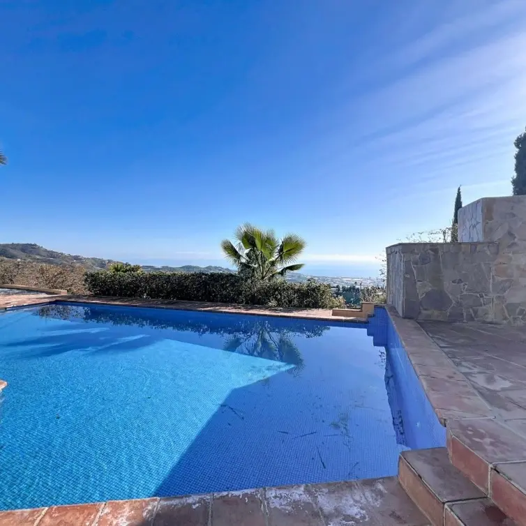 Sale of detached villa in Algarrobo