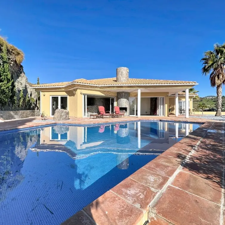 Sale of detached villa in Algarrobo