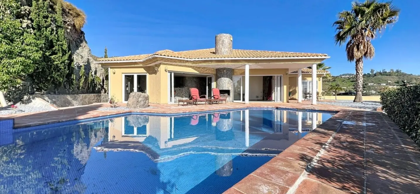 Sale of detached villa in Algarrobo 2