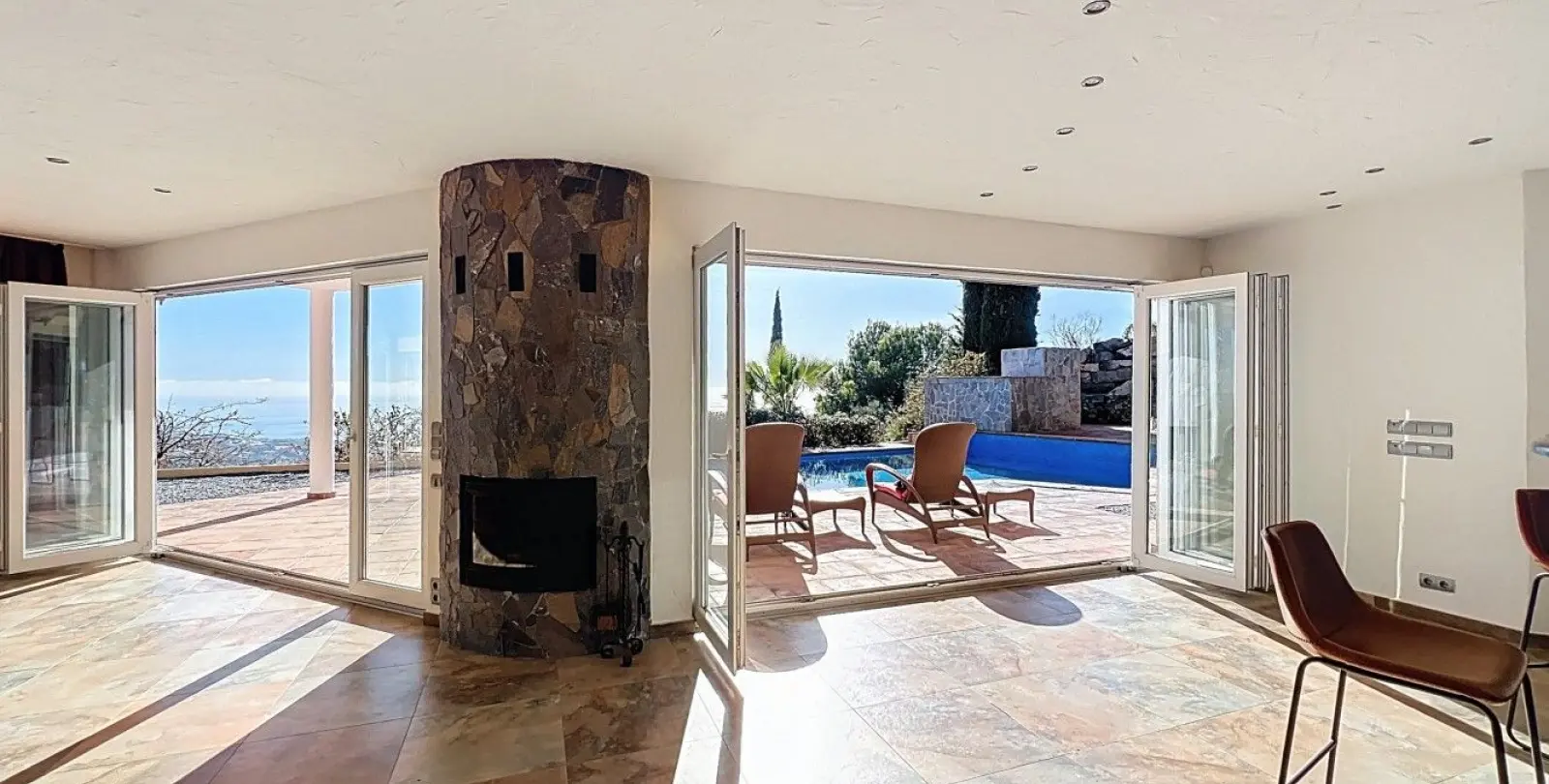 Продажа  отдельно стоящей виллы в Algarrobo 19