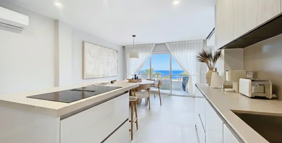 Sale of middle floor apartment in Estepona 2