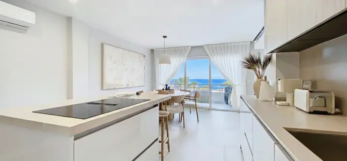 Venta de apartamento en planta media en Estepona 1