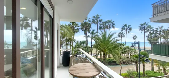 Venta de apartamento en planta media en Estepona 2