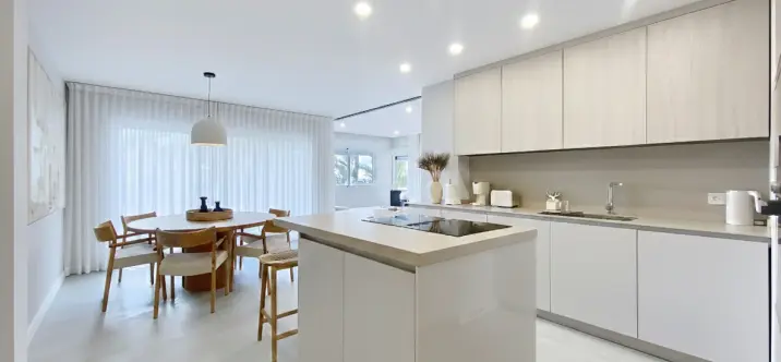 Venta de apartamento en planta media en Estepona 4