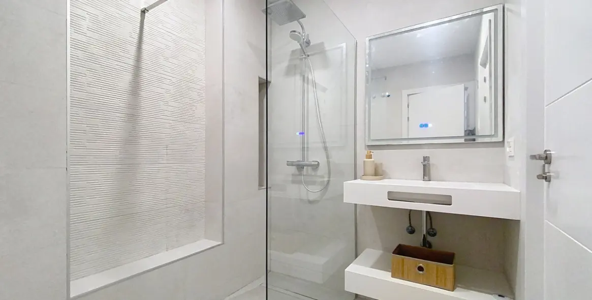 Sale of middle floor apartment in Estepona 38