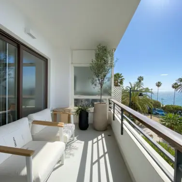 Sale of middle floor apartment in Estepona