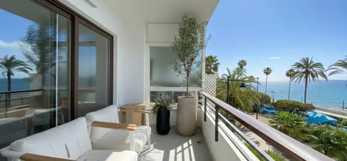 Sale of middle floor apartment in Estepona 0