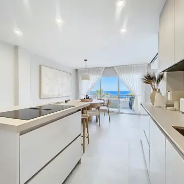 Sale of middle floor apartment in Estepona