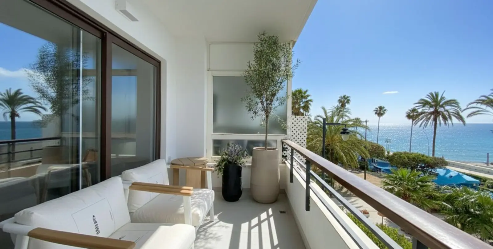Venta de apartamento en planta media en Estepona 1
