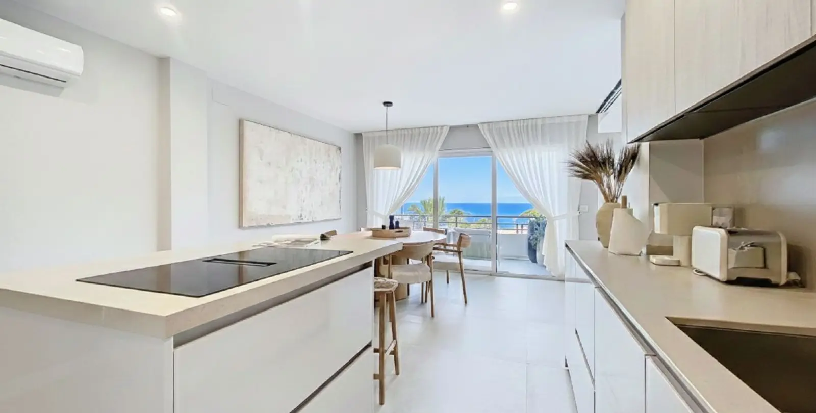 Venta de apartamento en planta media en Estepona 2