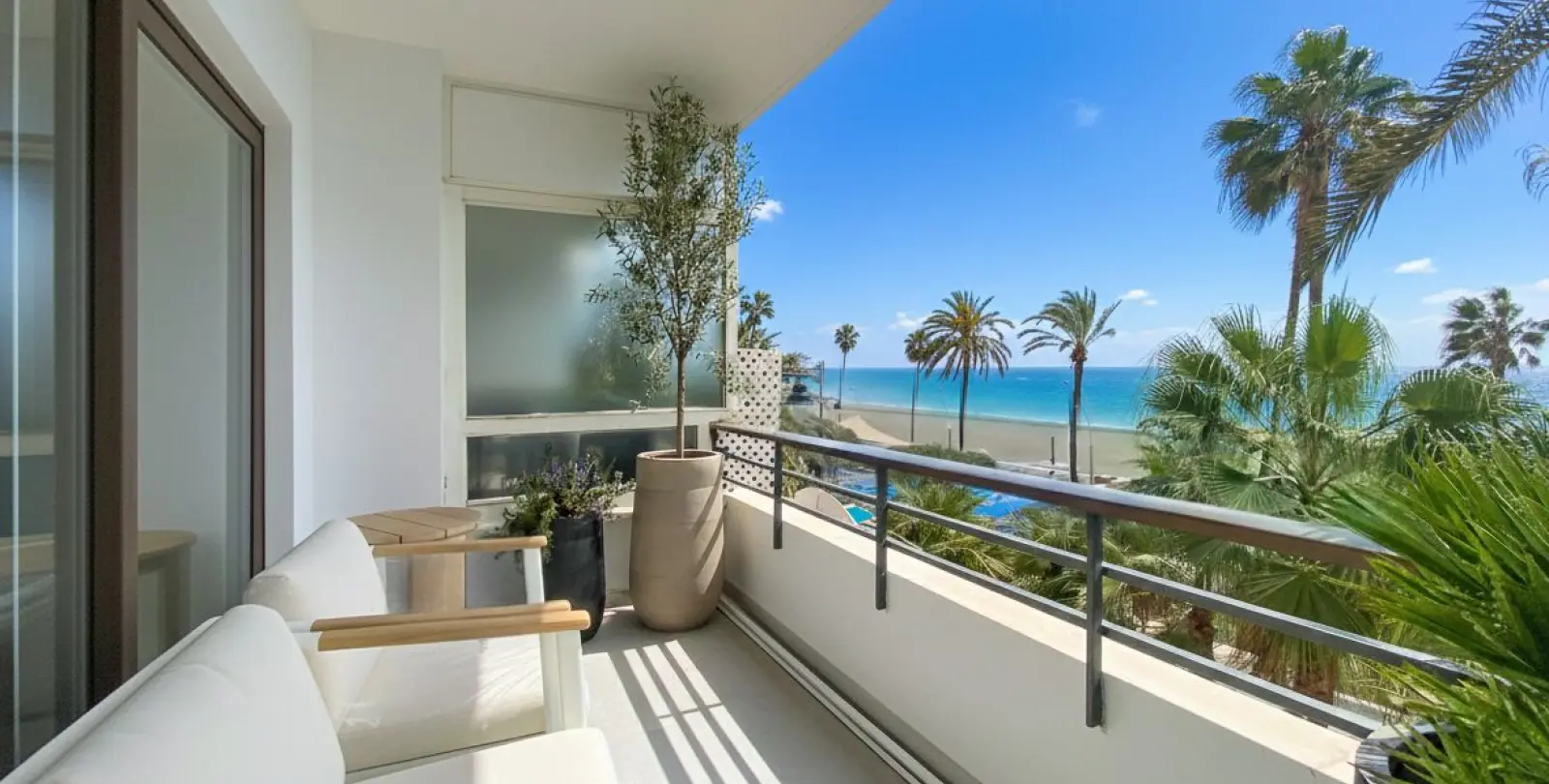 Venta de apartamento en planta media en Estepona 10