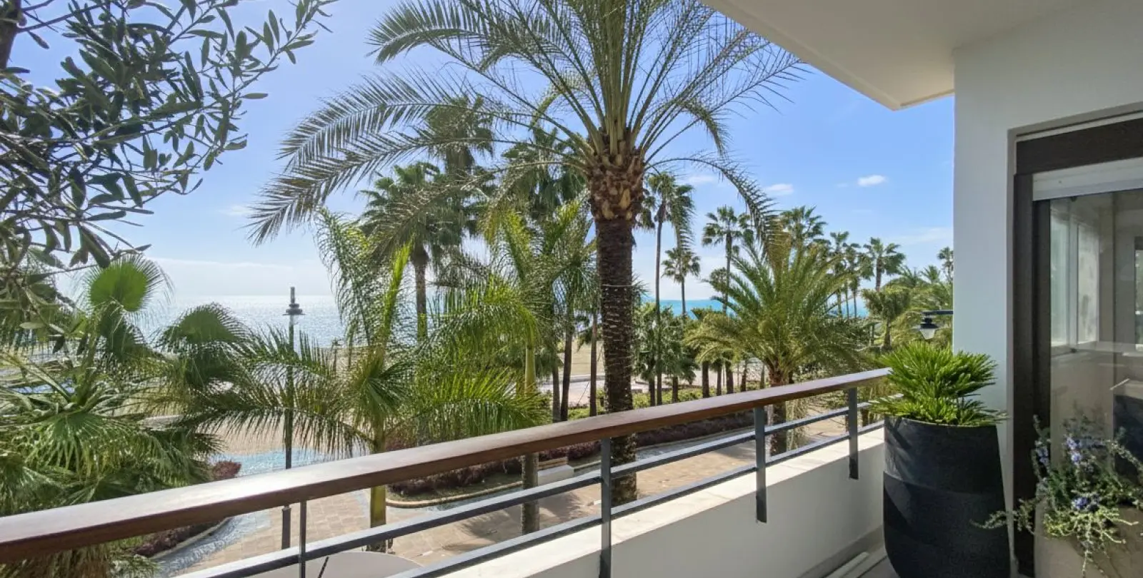 Venta de apartamento en planta media en Estepona 12