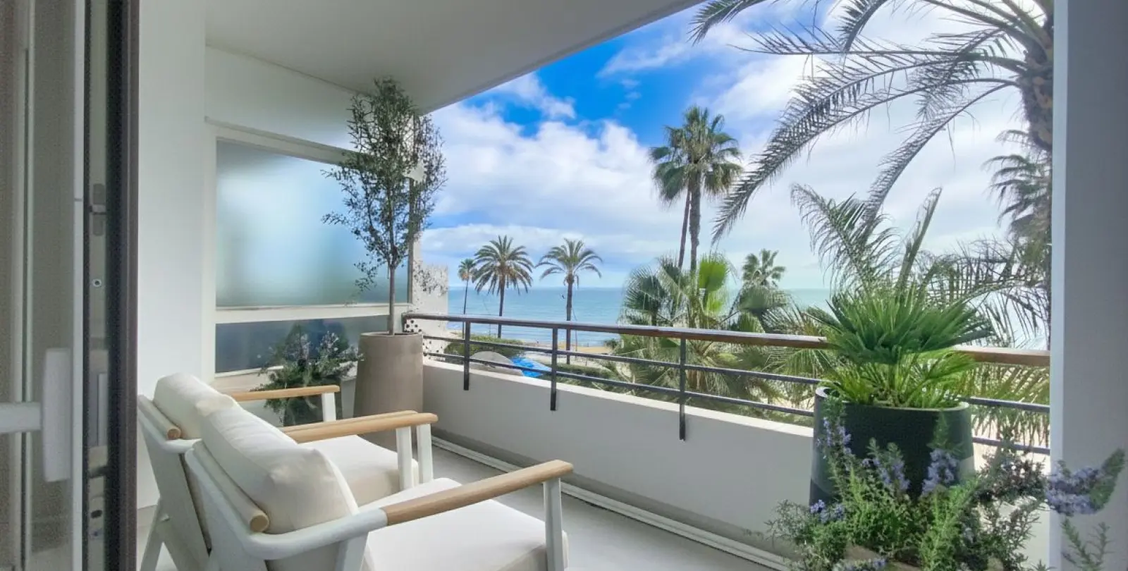 Venta de apartamento en planta media en Estepona 15