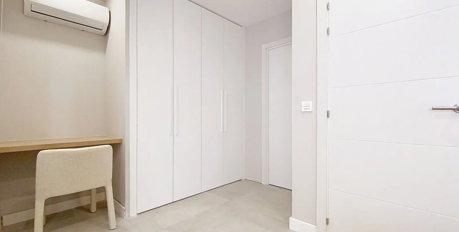 Venta de apartamento en planta media en Estepona 35