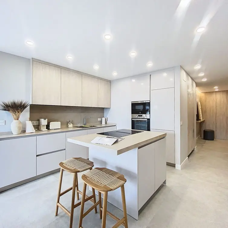 Sale of middle floor apartment in Estepona