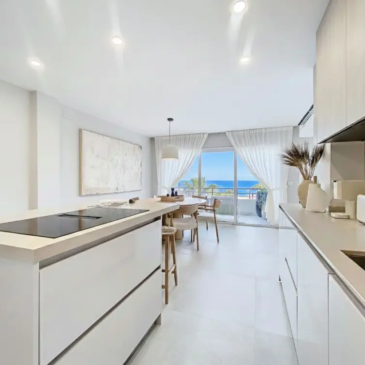 Sale of middle floor apartment in Estepona