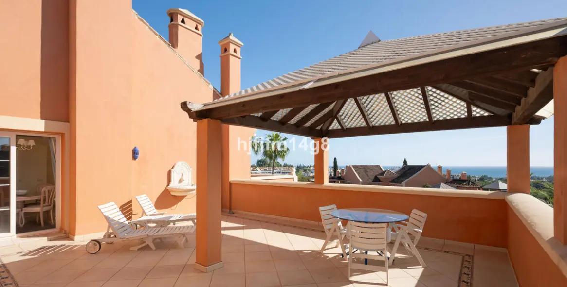 Продажа двухуровневого пентхауса в Nueva Andalucía 1