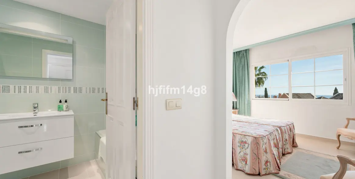 Продажа двухуровневого пентхауса в Nueva Andalucía 16