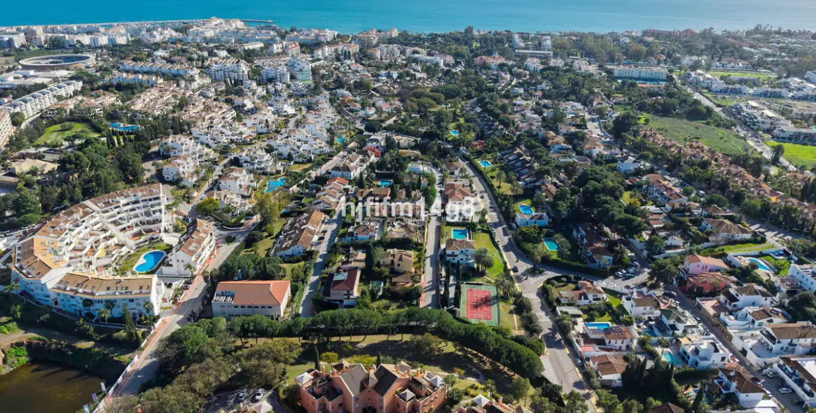 Sale of penthouse duplex in Nueva Andalucía 23