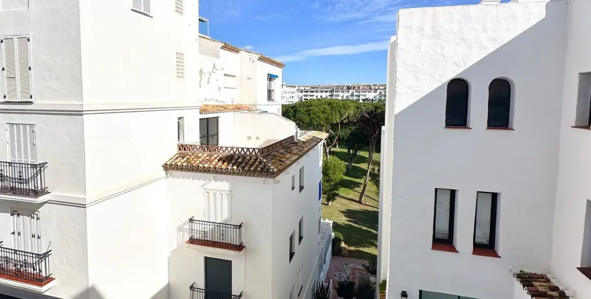 Sale of middle floor apartment in Puerto Banús 9