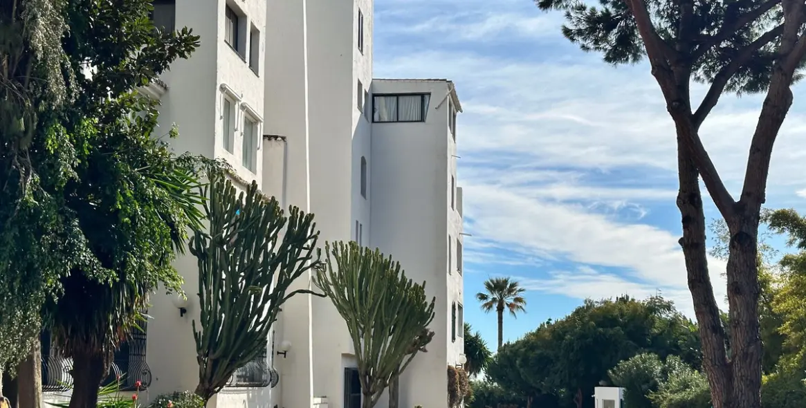 Sale of middle floor apartment in Puerto Banús 11