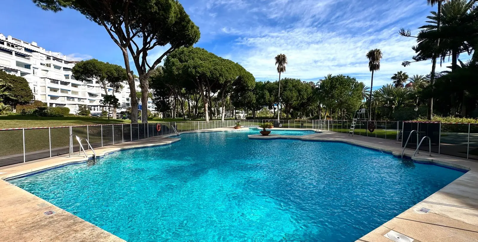 Sale of middle floor apartment in Puerto Banús 10