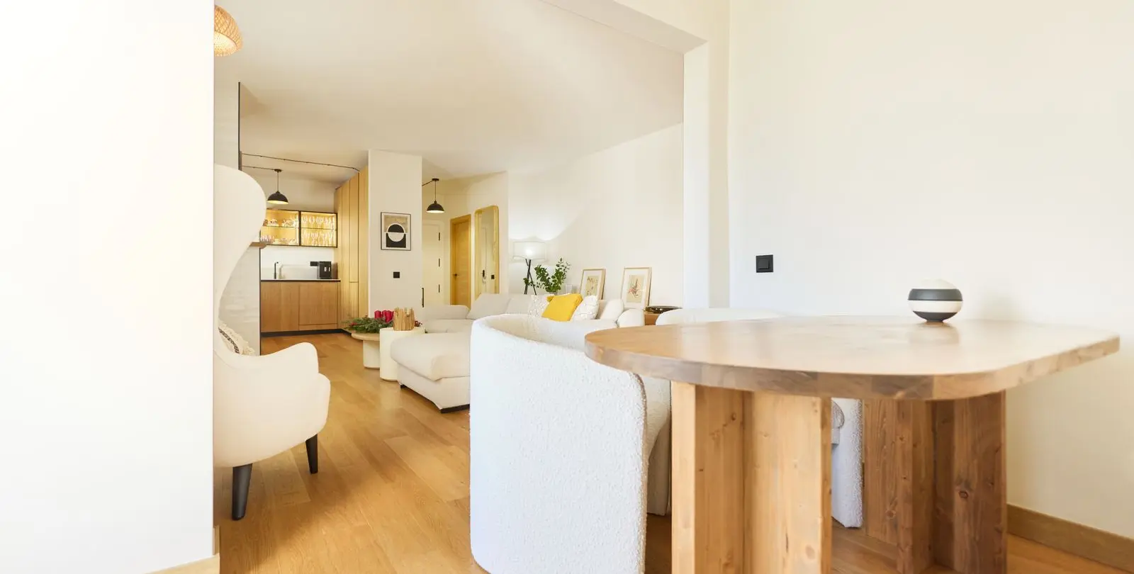 Sale of middle floor apartment in Puerto Banús 1