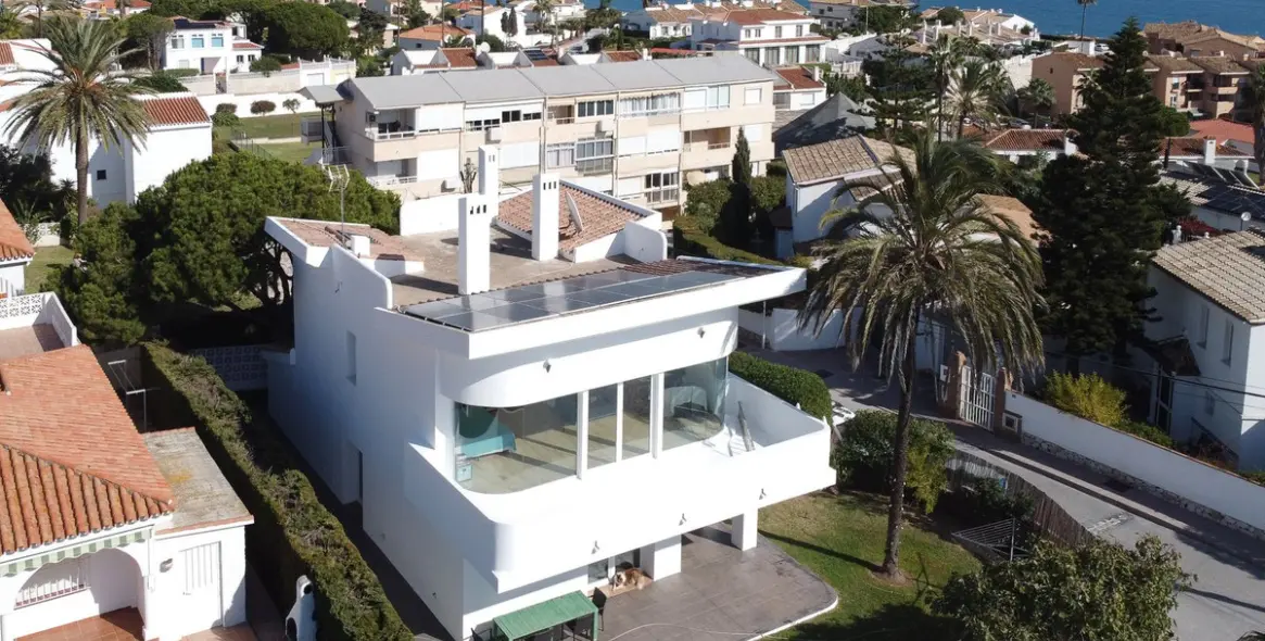 Sale of detached villa in El Faro 3