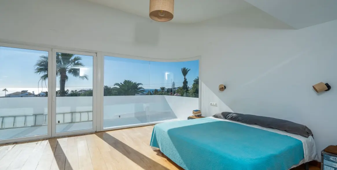 Sale of detached villa in El Faro 16