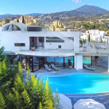 Venta de villa independiente en Nueva Andalucía