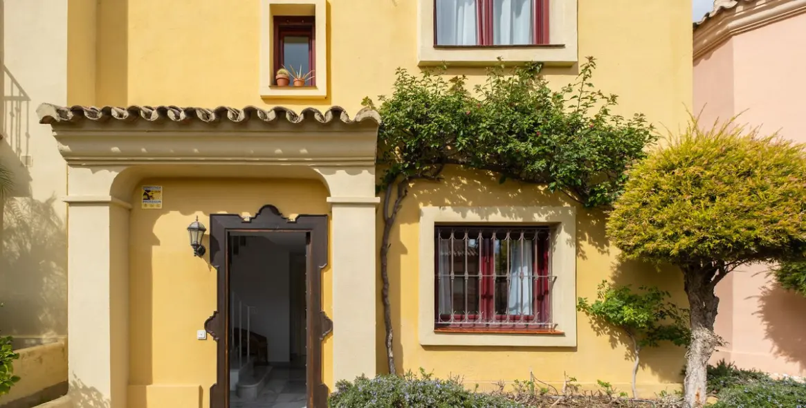 Alquiler a largo plazo de adosado en The Golden Mile 23