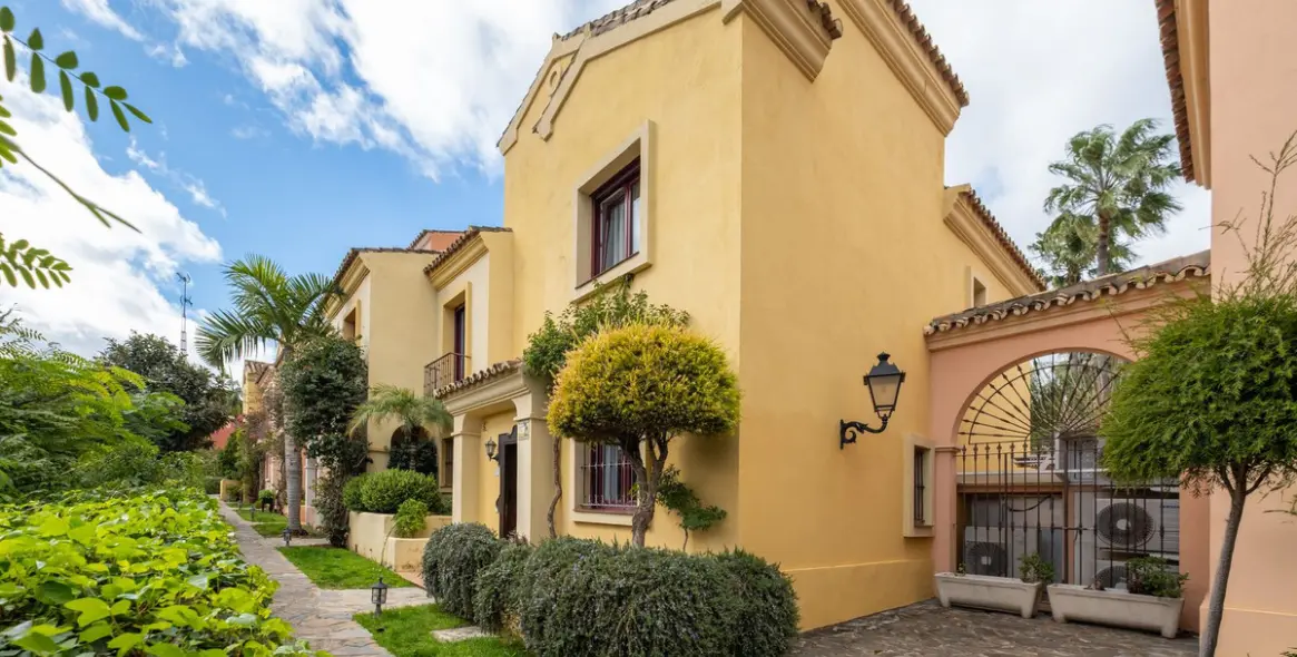 Alquiler a largo plazo de adosado en The Golden Mile 24