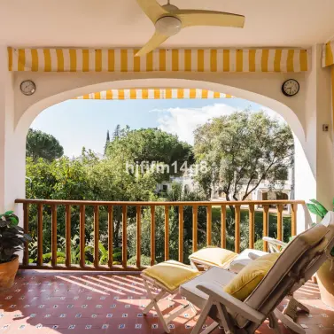 Sale of middle floor apartment in Nueva Andalucía