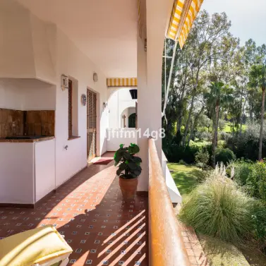 Sale of middle floor apartment in Nueva Andalucía