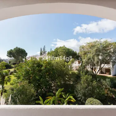 Sale of middle floor apartment in Nueva Andalucía
