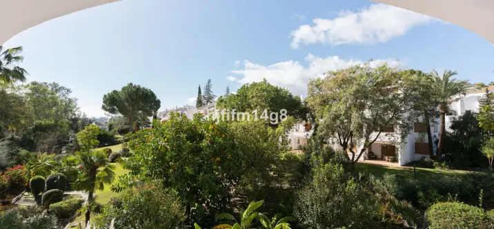 Sale of middle floor apartment in Nueva Andalucía 2