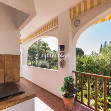 Sale of middle floor apartment in Nueva Andalucía