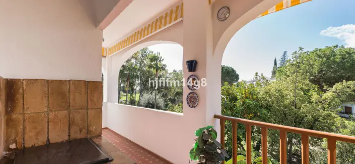 Sale of middle floor apartment in Nueva Andalucía 3