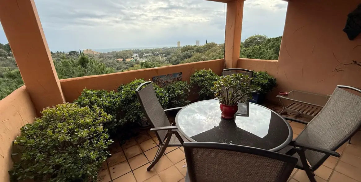 Sale of middle floor apartment in Elviria 1