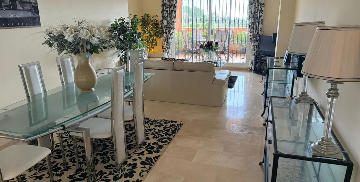 Sale of middle floor apartment in Elviria 4