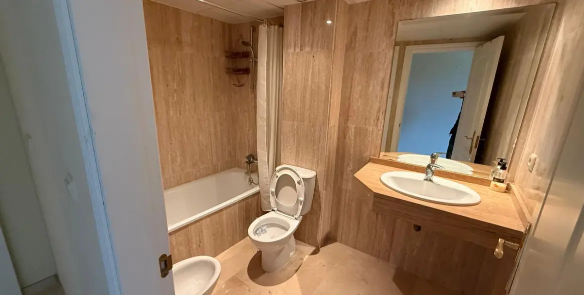 Sale of middle floor apartment in Elviria 8