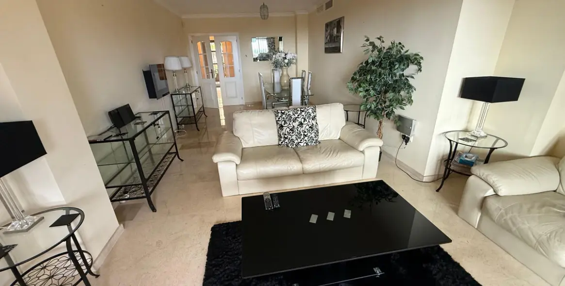 Sale of middle floor apartment in Elviria 10