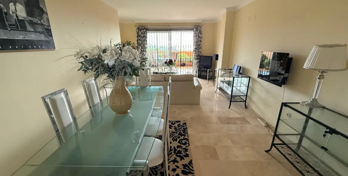 Sale of middle floor apartment in Elviria 12