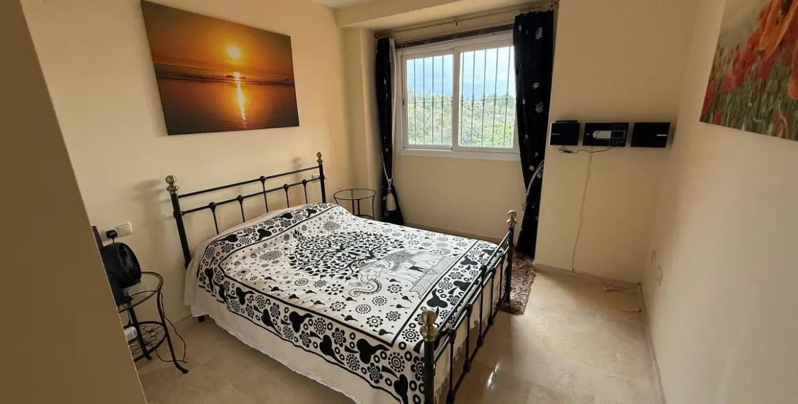 Sale of middle floor apartment in Elviria 13