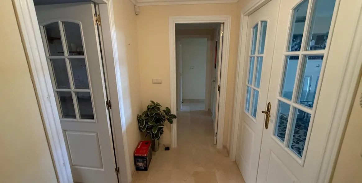 Sale of middle floor apartment in Elviria 14